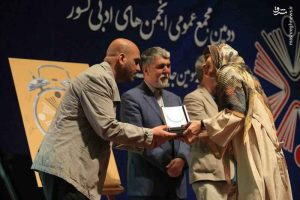 تقدیر از شاعر هتاک به مقدسات در حضور وزیر ارشاد دولت روحانی