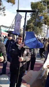 سر ترامپ و کفش سردار سلیمانی در راهپیمایی 22 بهمن