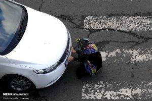 پوشاندن پلاک ماشین توسط یک زن خلافکار